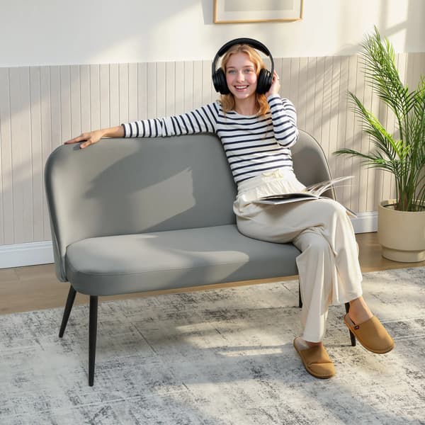 2-sits soffa, grå sammet med metallram, modern design för små utrymmen