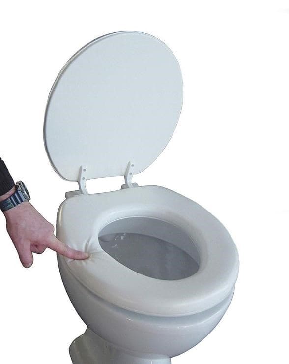 Pehmeä WC-istuin läpällä