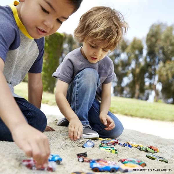 HOT WHEELS - Sæt med 10 biler - Tilfældig model