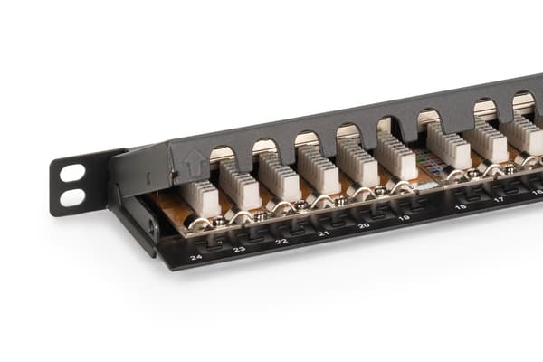 Patchpanel med hög densitet 19'' 24x RJ45