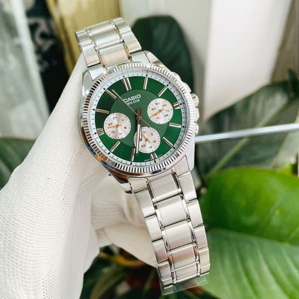 Ur - Casio - Grøn baggrund - Rustfrit stål - Vandtæt 50 m - Kvarts