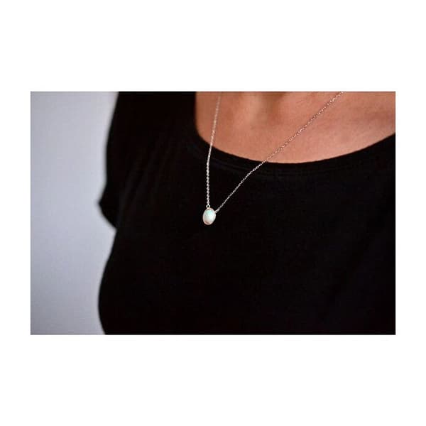 Vacker halsband med syntetisk opal 12065.1 vit