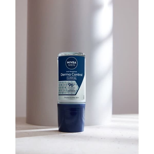 357768 NIVEA Derma Dry Control Antiperspirant til mænd, roll-on 50 ml