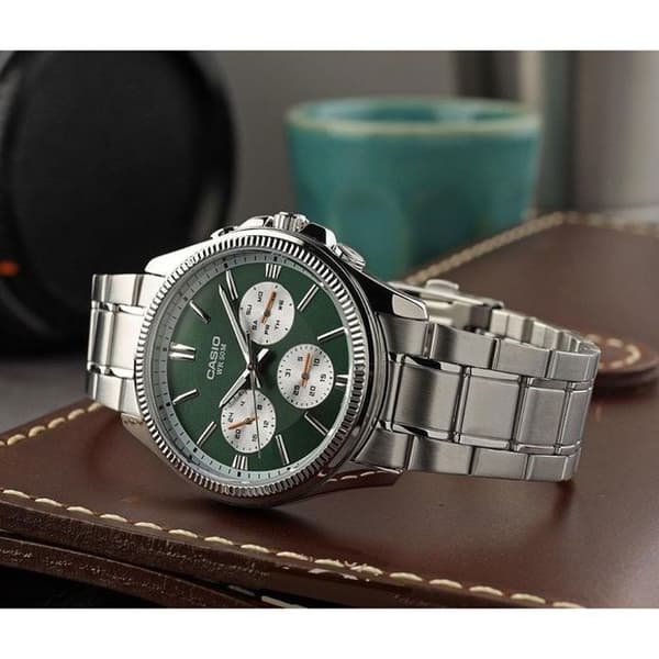 Ur - Casio - Grøn baggrund - Rustfrit stål - Vandtæt 50 m - Kvarts