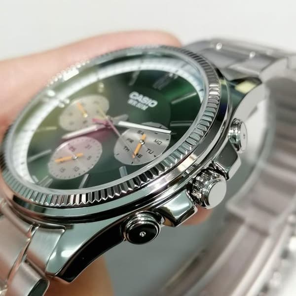 Ur - Casio - Grøn baggrund - Rustfrit stål - Vandtæt 50 m - Kvarts