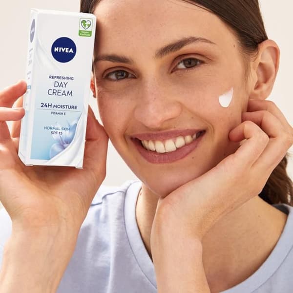 NIVEA 24H HYDRATATION Fräsch dagkräm SPF 15 50 ml