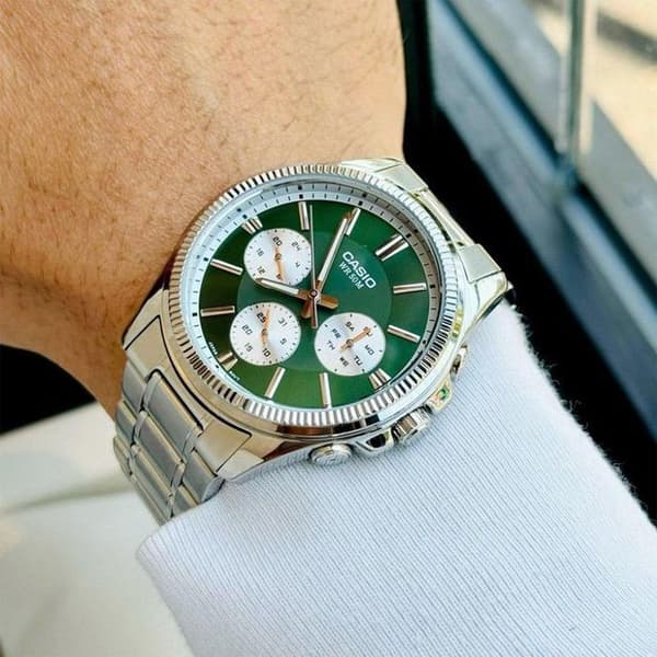 Ur - Casio - Grøn baggrund - Rustfrit stål - Vandtæt 50 m - Kvarts