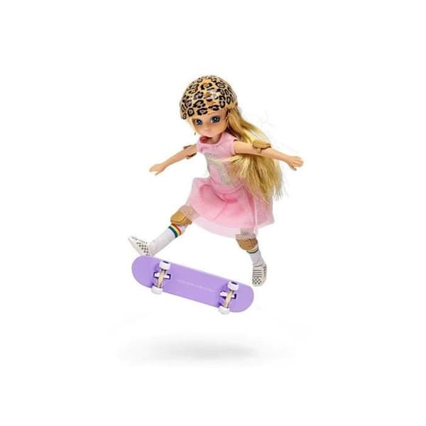 Lottie Pige Skateboarder