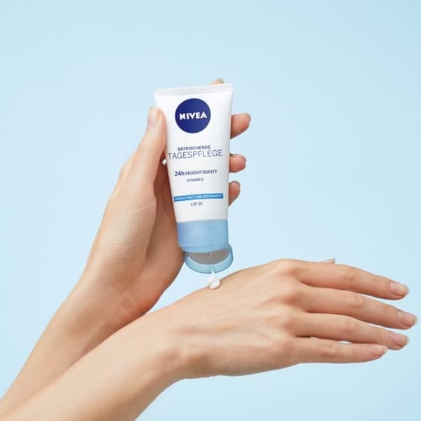 NIVEA 24H HYDRERING Frisk dagcreme SPF 15 50 ml