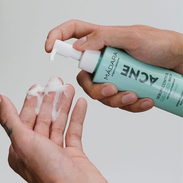 MÁDARA - Rensende rensemiddel til at kontrollere akne-sebum 140 ml