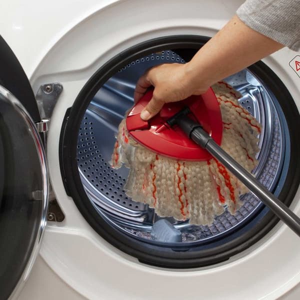 Indsæt den roterende Vileda Turbo 3-i-1 mikrofiber moppe.