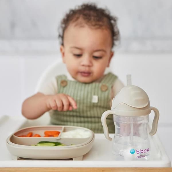 Barnmugg - B.BOX - Mugg med sugrör - Ergonomisk - Volym 240 ml - Beige