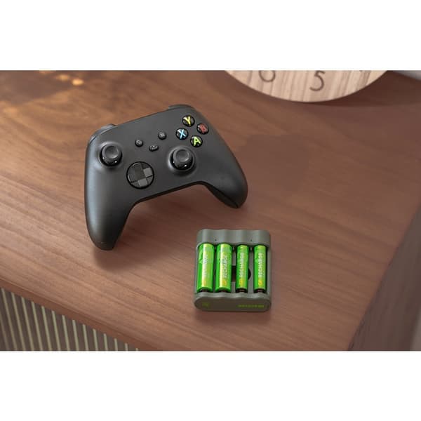 Oppladbar batterilader med AA- og AAA-batterier
