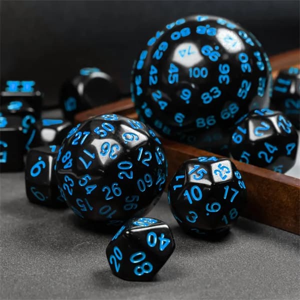 RPG-tärningar svarta och blå set med 15 tärningar