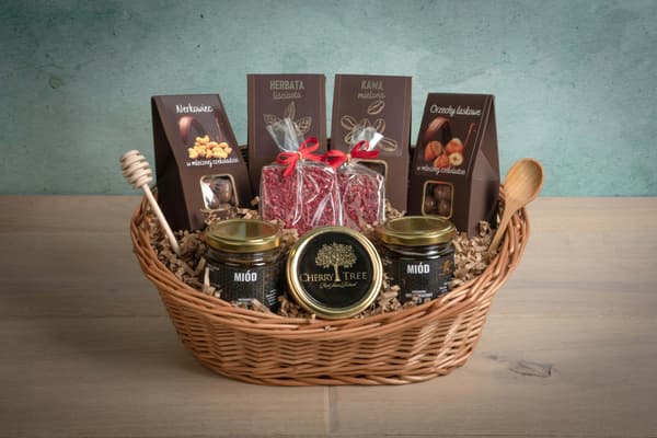 Mørk gavekurv med te, kaffe, søde sager, honning og marmelade
