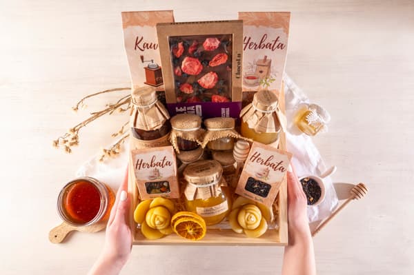 gavekurv te-sæt kasse kaffe chokolade sirupper lys honning