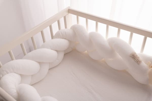 Flätad muslin spjälsängsskydd 200 cm vit