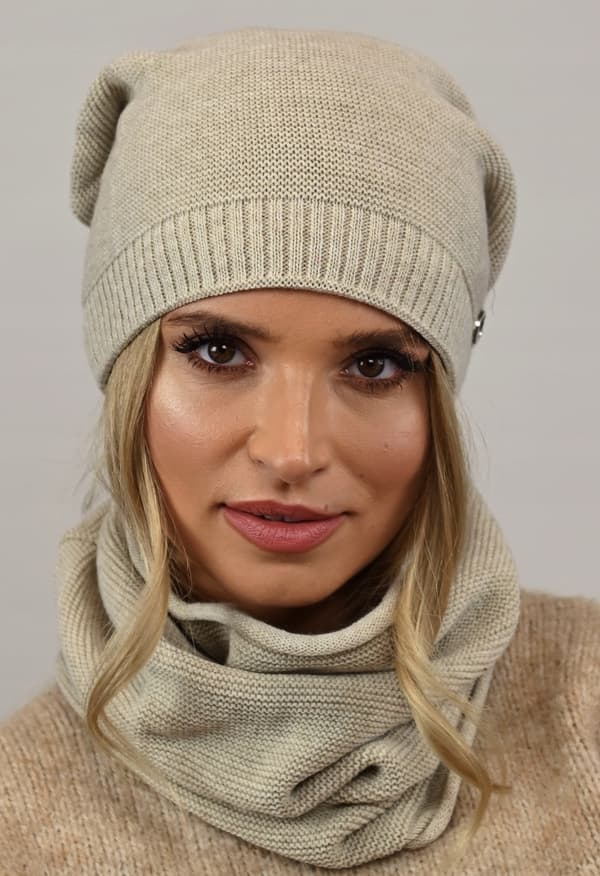 Varm damesæthue med snood beige B1