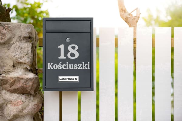 Gustav antracit postkasse med indskrifter