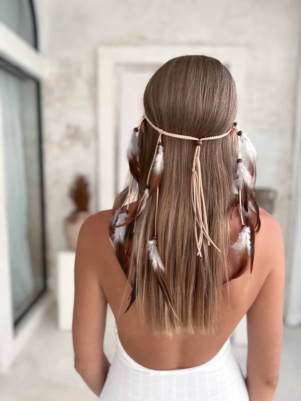 Kort brunt boho hovedbånd med fjer