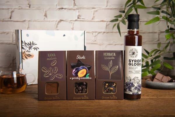Presentask gåvapaket med te kaffe plommon i choklad sirap