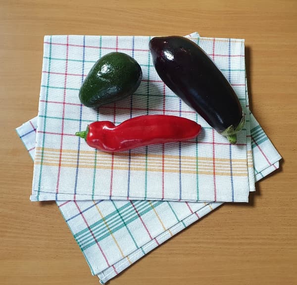 Värikäs kudottu keittiöliina