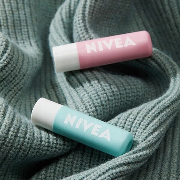 002170 NIVEA Plejende peeling til læber Vild Rose 4,8g