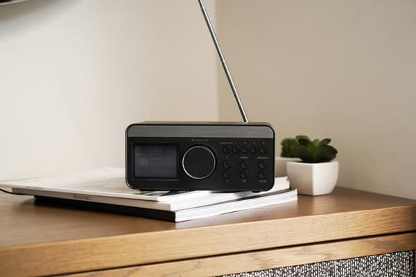 Langaton lataus herätyskello PEAQ PCR 540 DAB+