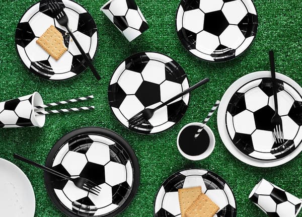 FOTBOLLSET: Tallrikar, koppar, servetter