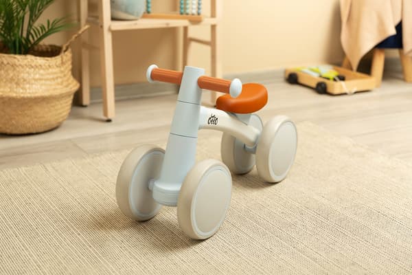 Otto blå løbecykel
