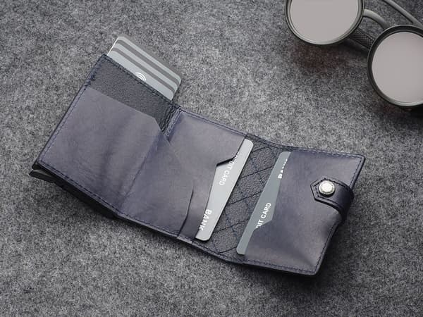 HIKER - CHIC Decor-plånbok i Nomad-garvat läder, marinblå