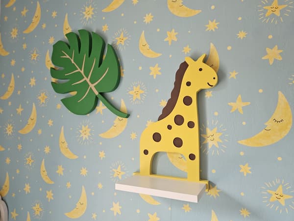 Girafhylde til børneværelset