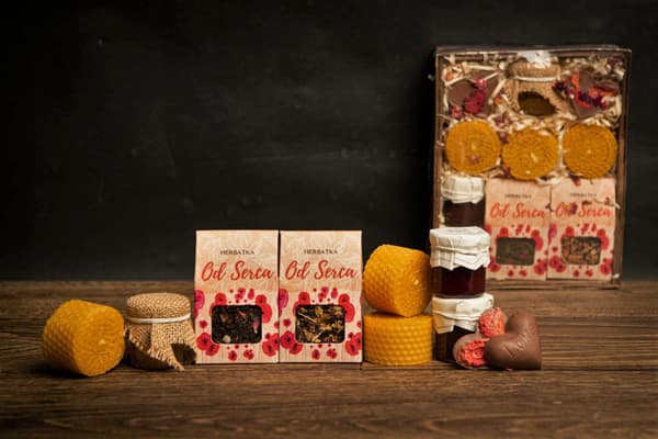 liten presentkorg sylter honung teer ljus