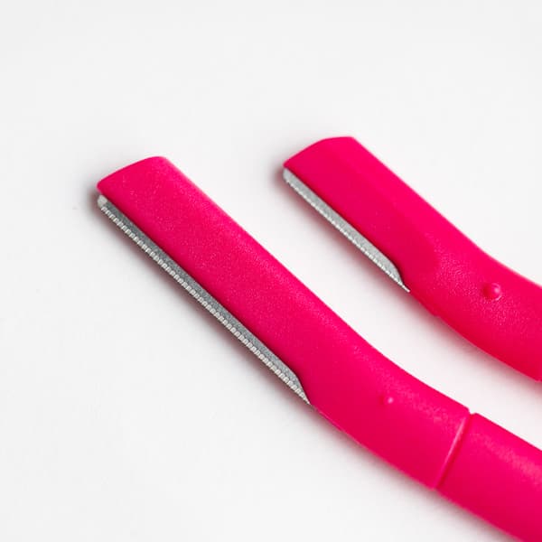 Lång rosa trimmerkniv för permanent ögonbrynssmink