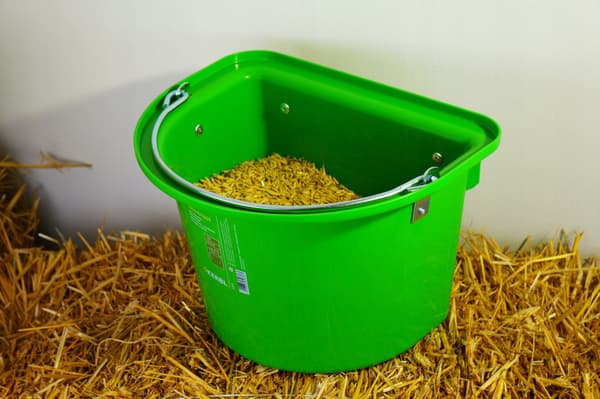 Fodertråg med slinga och båge 12 l, GRÖN