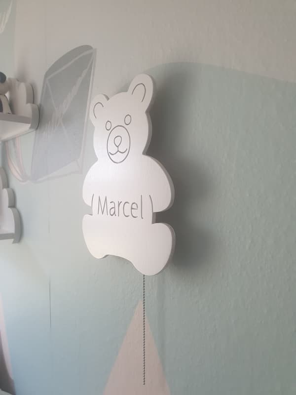 Smilende bamse-natlampe med navn
