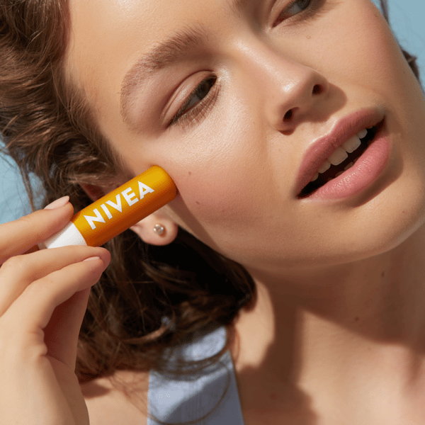 551269 NIVEA Solbeskyttelse Plejende læbepomade