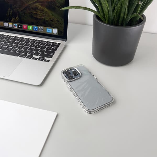 Glitterskal till iPhone 16 - transparent med glitter
