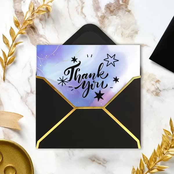 Elegant sort kuvert med guld 18x13,5cm 50 stk.