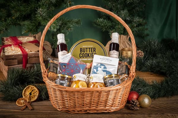 Presentkorg med kakor set present högtider