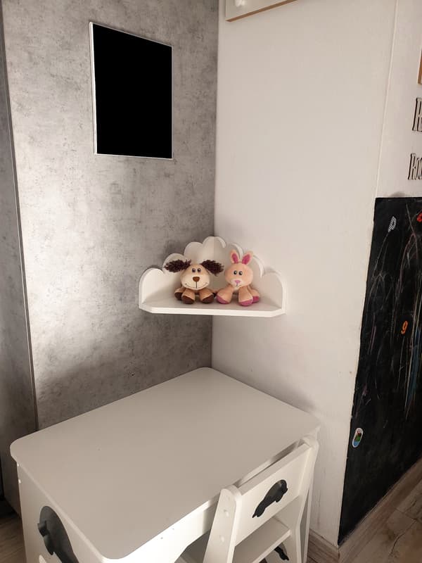 Molnformad hörnhylla med rymlig topp