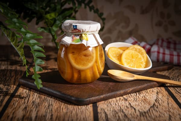 Citroner med rom i sirup til te