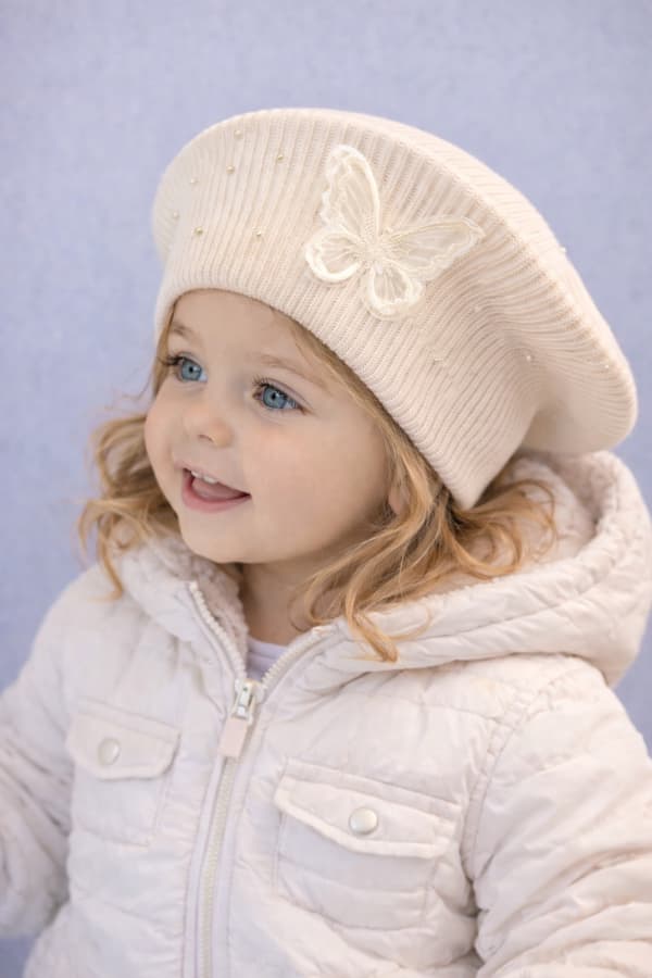Flickbasker 52-56 hatt fjärilspärlor elegant VÅRBEIGE