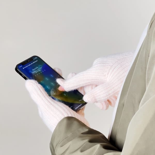 Flätade telefonhandskar med fingerutskärningar - rosa