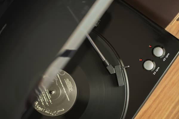 Kruger&Matz TT-501 levysoitin, USB-tallennus, RCA-liitin