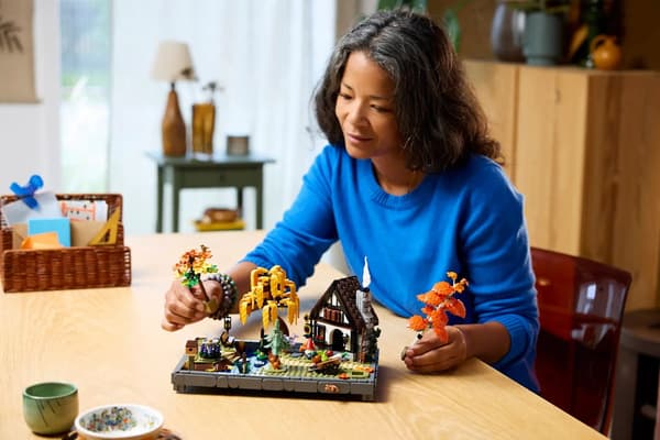 LEGO Icons 11372 Efterårshave med hytte, 1102 dele