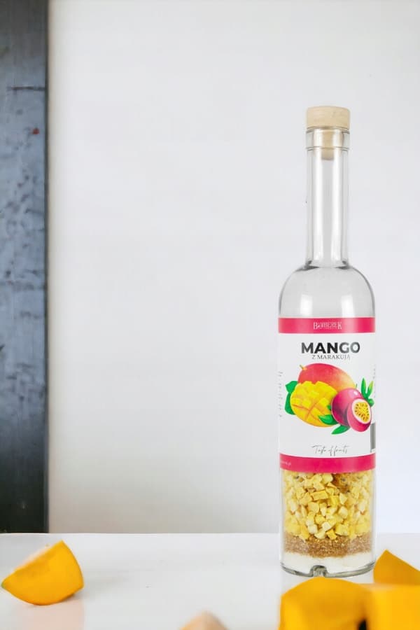 500 ml:n pullo hedelmillä OMA MANGO- JA PASSIONHEDELMÄLIKÖÖRI - Tee-se-itse
