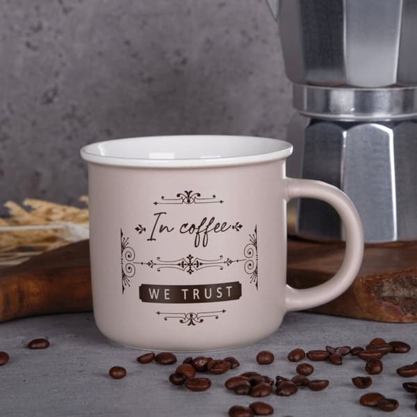 Porslinsmugg 380ml beige med brun text för kaffe och te 1 st.