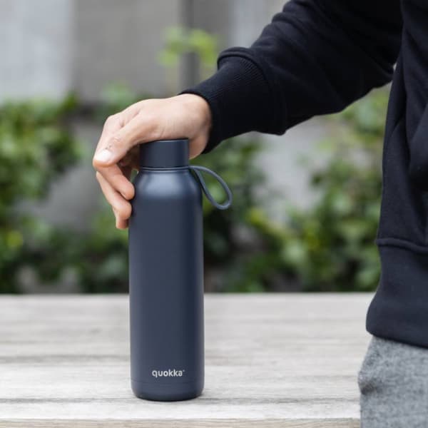 Quokka Solid med rem - 630 ml termokande i rustfrit stål med rem (skifer)