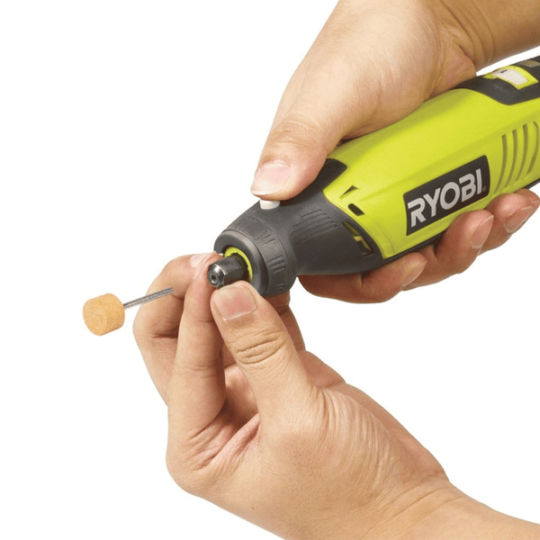 RYOBI lige slibemaskine 150W med sæt af 115 tilbehørsdele